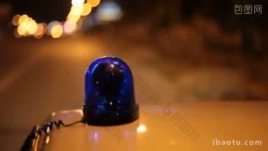 警示灯和警车的警笛行驶在夜晚城市的街道上